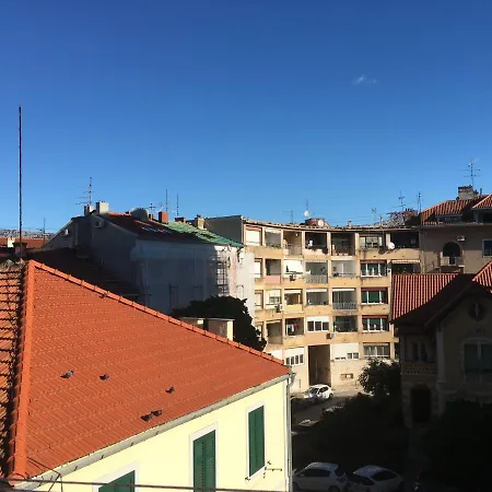 Apartament Mares *